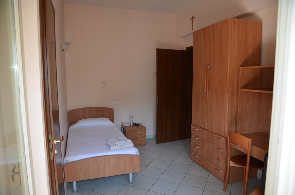 Casa Per Ferie Cardinal G. Guarino Bed & Breakfast Rome Room photo
